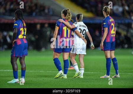 Barcelone, ESP. 15 novembre 2025. FC BARCELONE VS REAL MADRID. 15 novembre 2025 Alexia Putellas (11) du FC Barcelone et Eva Navarro (19) du Real Madrid lors du match entre le FC Barcelone et le Real Madrid correspondant à la onzième journée de la Liga F Moeve au stade olympique Lluis Companys de Montjuic à Barcelone, Espagne, le 15 novembre 2025. Crédit : Rosdemora/Alamy Live News Banque D'Images