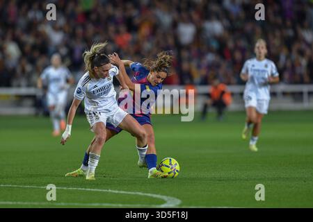 Barcelone, ESP. 15 novembre 2025. FC BARCELONE VS REAL MADRID. 15 novembre 2025 Kika (18) du FC Barcelone affronte Eva Navarro (19) du Real Madrid lors du match entre le FC Barcelone et le Real Madrid correspondant à la onzième journée de la Liga F Moeve au stade olympique Lluis Companys de Montjuic à Barcelone, Espagne, le 15 novembre 2025. Crédit : Rosdemora/Alamy Live News Banque D'Images