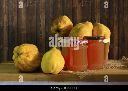 Nature morte avec coings et gelée de coings maison, automne, Allemagne Banque D'Images