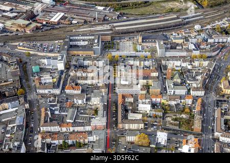 Vue aérienne, centre-ville, gare principale avec parvis de gare et rue commerçante Bahnhofstrasse, église Martin Luther, ancienne église du Pro Banque D'Images