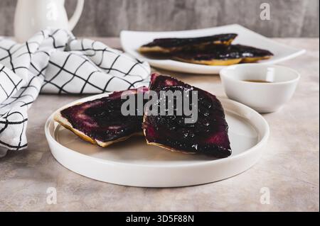 Tartes à l'envers aux myrtilles sur une assiette sur une table Banque D'Images