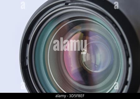 Vue rapprochée de l'objectif de la caméra avec reflets et lentilles multicolores éclatantes Banque D'Images