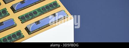 Concept de cube tendance d'isométrie. Module de mémoire de l'ordinateur. Jaune et bleu. Magasin de technologie de détail. Marché des puces. Composant PC métallique. Ordinateur portable à l'intérieur d'électron Banque D'Images