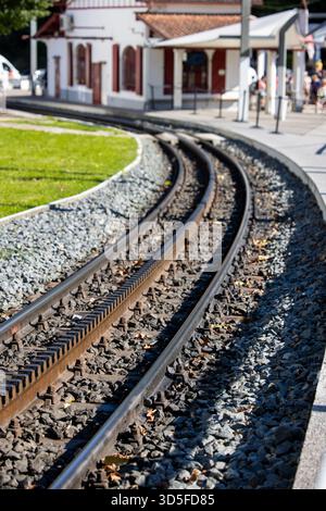 Gros plan de l'ancien chemin de fer à crémaillère à la gare du Col de Saint-Ignace à Sare, France Banque D'Images