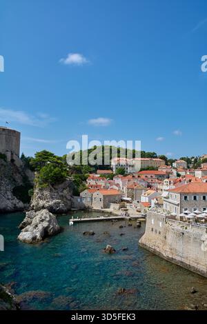 Dubrovnik. Croatie - 15 novembre 2025 : vues estivales du fort Lovrijenac et de la baie pile à Dubrovnik, Croatie. Célèbre destination de voyage Adriatique avec tu Banque D'Images