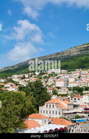 Dubrovnik. Croatie - 15 novembre 2025 : vue sur les maisons blanches traditionnelles aux toits orange recouvrant la colline du mont SRD à Dubrovnik, Croatie. A Banque D'Images