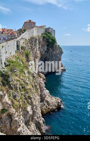 Dubrovnik. Croatie - 15 novembre 2025 : paysage marin vertical de la côte dalmate à Dubrovnik, Croatie. Le site historique de l'UNESCO est une destination de choix Banque D'Images