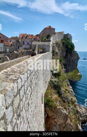 Dubrovnik. Croatie - 15 novembre 2025 : vue verticale époustouflante de la côte dalmate à Dubrovnik, Croatie. Une destination de voyage populaire en Europe Banque D'Images
