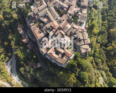 Vue aérienne sur les toits en terre cuite des bâtiments anciens nichés dans une végétation luxuriante, un village médiéval accroché à la colline, Sant Agata de G. Banque D'Images