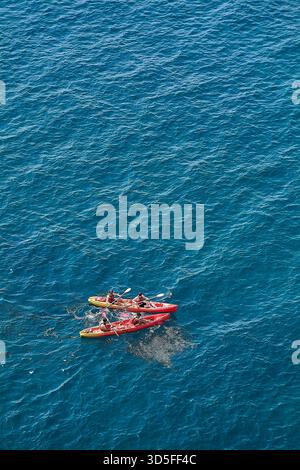 Dubrovnik. Croatie - 15 novembre 2025 : les gens profitent d'une aventure estivale en kayak. Travail d'équipe et scène de style de vie actif sur l'océan. Sports nautiques et Banque D'Images