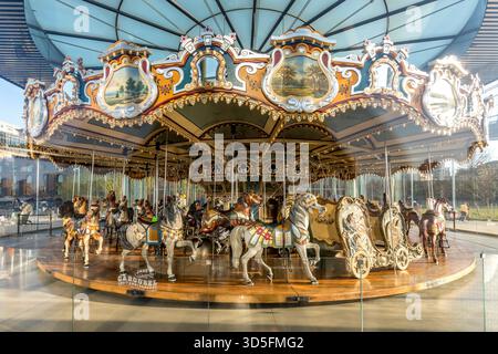 New York City, USA - 25 avril 2025 : Jane's Carrousel au pont de Brooklyn, ancien carrousel sur la rive de East River à Dumbo, Brooklyn, New York Banque D'Images
