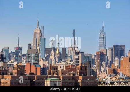 New York City, USA - 28 avril 2025 : bâtiments célèbres à Manhattan vus du pont de Brooklyn : Empire State Building, Summit One Vanderbilt, ...affiche Banque D'Images