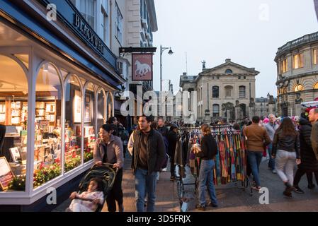 Les acheteurs marchent devant la librairie Blackwells sur Broad Street à Oxford, au Royaume-Uni Banque D'Images