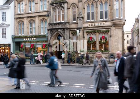 Les gens passant devant la chaîne de restaurants de luxe Ivy, Oxford, Royaume-Uni Banque D'Images
