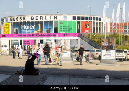 Berlin, Allemagne - 09 septembre 2025 : IFA.Berlin. Messe Berlin accueille les visiteurs à IFA 2025 avec des expositions vibrantes et une atmosphère animée Banque D'Images