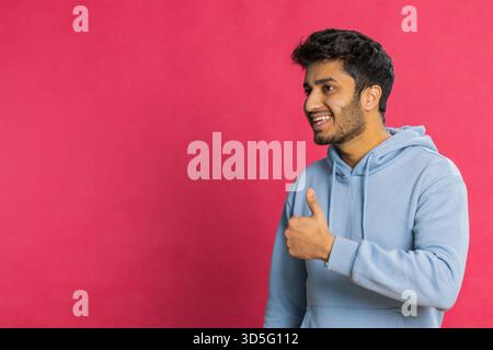 J'aime. L'homme indien lève les pouces est d'accord avec quelque chose ou donne une réponse positive recommande la publicité aime les bons commentaires d'idée, célébrant la victoire de succès. Guy isolé sur fond rouge studio Banque D'Images
