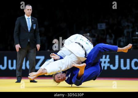 Zagreb, Croatie. 15 novembre 2025. ZAGREB, CROATIE - 15 NOVEMBRE : Carlotta Avanzato d'Italie (blanche) concourt contre IVA Oberan de Croatie (bleue) dans le match féminin -63kg pour la médaille de bronze lors du jour 2 du Grand Prix de Judo Zagreb 2025 à l'Arena Zagreb le 15 novembre 2025 à Zagreb, Croatie. Photo : Igor Kralj/PIXSELL crédit : Pixsell/Alamy Live News Banque D'Images