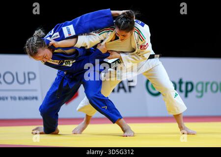 Zagreb, Croatie. 15 novembre 2025. ZAGREB, CROATIE - 15 NOVEMBRE : Carlotta Avanzato d'Italie (blanche) concourt contre IVA Oberan de Croatie (bleue) dans le match féminin -63kg pour la médaille de bronze lors du jour 2 du Grand Prix de Judo Zagreb 2025 à l'Arena Zagreb le 15 novembre 2025 à Zagreb, Croatie. Photo : Igor Kralj/PIXSELL crédit : Pixsell/Alamy Live News Banque D'Images