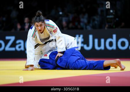 Zagreb, Croatie. 15 novembre 2025. ZAGREB, CROATIE - 15 NOVEMBRE : Carlotta Avanzato d'Italie (blanche) concourt contre IVA Oberan de Croatie (bleue) dans le match féminin -63kg pour la médaille de bronze lors du jour 2 du Grand Prix de Judo Zagreb 2025 à l'Arena Zagreb le 15 novembre 2025 à Zagreb, Croatie. Photo : Igor Kralj/PIXSELL crédit : Pixsell/Alamy Live News Banque D'Images