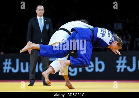 Zagreb, Croatie. 15 novembre 2025. ZAGREB, CROATIE - 15 NOVEMBRE : Carlotta Avanzato d'Italie (blanche) concourt contre IVA Oberan de Croatie (bleue) dans le match féminin -63kg pour la médaille de bronze lors du jour 2 du Grand Prix de Judo Zagreb 2025 à l'Arena Zagreb le 15 novembre 2025 à Zagreb, Croatie. Photo : Igor Kralj/PIXSELL crédit : Pixsell/Alamy Live News Banque D'Images