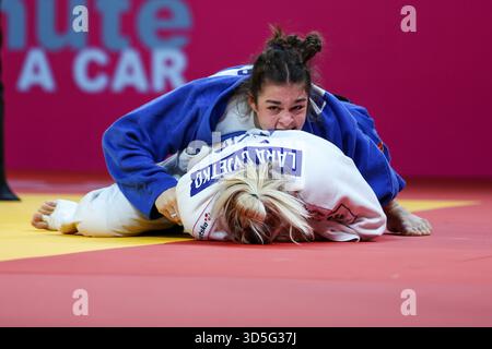 Zagreb, Croatie. 15 novembre 2025. ZAGREB, CROATIE - 15 NOVEMBRE : Lara Cvjetko, de Croatie (blanche), concourt contre Aleksandra Andric, de Serbie (bleue) dans le match féminin des -70kg pour la médaille de bronze lors du jour 2 du Grand Prix de Judo Zagreb 2025 à l'Arena Zagreb le 15 novembre 2025 à Zagreb, Croatie. Photo : Igor Kralj/PIXSELL crédit : Pixsell/Alamy Live News Banque D'Images