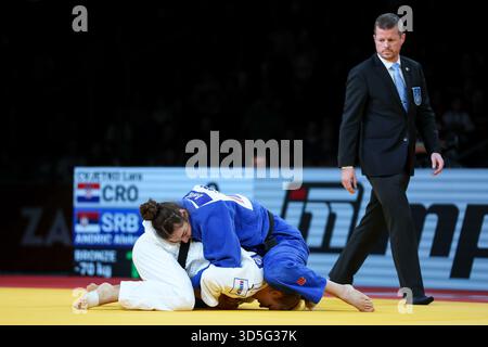 Zagreb, Croatie. 15 novembre 2025. ZAGREB, CROATIE - 15 NOVEMBRE : Lara Cvjetko, de Croatie (blanche), concourt contre Aleksandra Andric, de Serbie (bleue) dans le match féminin des -70kg pour la médaille de bronze lors du jour 2 du Grand Prix de Judo Zagreb 2025 à l'Arena Zagreb le 15 novembre 2025 à Zagreb, Croatie. Photo : Igor Kralj/PIXSELL crédit : Pixsell/Alamy Live News Banque D'Images