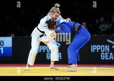Zagreb, Croatie. 15 novembre 2025. ZAGREB, CROATIE - 15 NOVEMBRE : Lara Cvjetko, de Croatie (blanche), concourt contre Aleksandra Andric, de Serbie (bleue) dans le match féminin des -70kg pour la médaille de bronze lors du jour 2 du Grand Prix de Judo Zagreb 2025 à l'Arena Zagreb le 15 novembre 2025 à Zagreb, Croatie. Photo : Igor Kralj/PIXSELL crédit : Pixsell/Alamy Live News Banque D'Images
