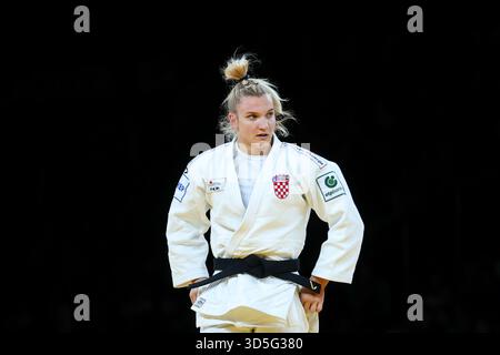 Zagreb, Croatie. 15 novembre 2025. ZAGREB, CROATIE - 15 NOVEMBRE : Lara Cvjetko, de Croatie (blanche), concourt contre Aleksandra Andric, de Serbie (bleue) dans le match féminin des -70kg pour la médaille de bronze lors du jour 2 du Grand Prix de Judo Zagreb 2025 à l'Arena Zagreb le 15 novembre 2025 à Zagreb, Croatie. Photo : Igor Kralj/PIXSELL crédit : Pixsell/Alamy Live News Banque D'Images