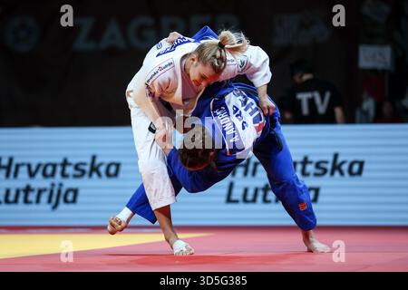 Zagreb, Croatie. 15 novembre 2025. ZAGREB, CROATIE - 15 NOVEMBRE : Lara Cvjetko, de Croatie (blanche), concourt contre Aleksandra Andric, de Serbie (bleue) dans le match féminin des -70kg pour la médaille de bronze lors du jour 2 du Grand Prix de Judo Zagreb 2025 à l'Arena Zagreb le 15 novembre 2025 à Zagreb, Croatie. Photo : Igor Kralj/PIXSELL crédit : Pixsell/Alamy Live News Banque D'Images