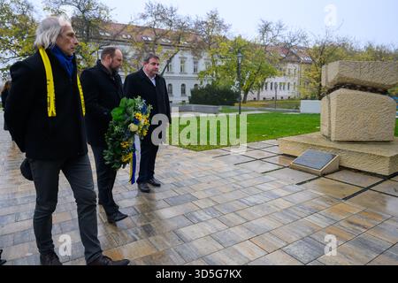 Des gens déposent des couronnes au Mémorial des victimes de la persécution communiste (1948-1989) à l'occasion de l'anniversaire de la Révolution de velours. Banque D'Images