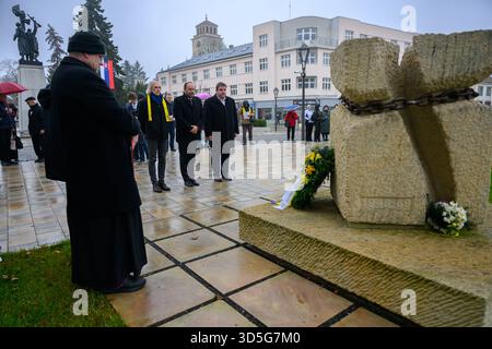 Des gens déposent des couronnes au Mémorial des victimes de la persécution communiste (1948-1989) à l'occasion de l'anniversaire de la Révolution de velours. Banque D'Images