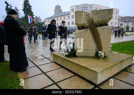 Des gens déposent des couronnes au Mémorial des victimes de la persécution communiste (1948-1989) à l'occasion de l'anniversaire de la Révolution de velours. Banque D'Images