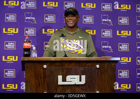 Baton Rouge, LOUISIANE, États-Unis. 15 novembre 2025. L'entraîneur-chef par intérim de la LSU Frank Wilson s'entretient avec les médias après une action de match de football de la NCAA entre les Razorbacks de l'Arkansas et les Tigers de la LSU au Tiger Stadium de Baton Rouge, EN LOUISIANE. Jonathan Mailhes/CSM/Alamy Live News Banque D'Images