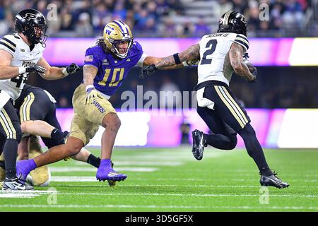 15 novembre 2025 : le linebacker Xe'ree Alexander (10 ans) des Washington Huskies s'étire pour attraper le receveur Michael Jackson III (2 ans) des Purdue Boilermakers lors du match de football de la NCAA entre les Purdue Boilermakers et les Washington Huskies à Seattle. Steve Faber / CSM Banque D'Images