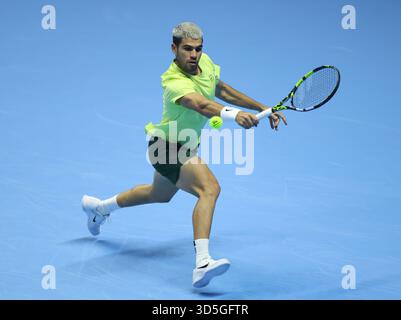 Turin, Italie. 15 novembre 2025. Carlos Alcaraz remporte un coup lors de la demi-finale masculine en simple entre Carlos Alcaraz, d’Espagne, et Felix Auger-Aliassime, du Canada, au tournoi de tennis ATP finals à Turin, en Italie, le 15 novembre 2025. Crédit : Li Jing/Xinhua/Alamy Live News Banque D'Images