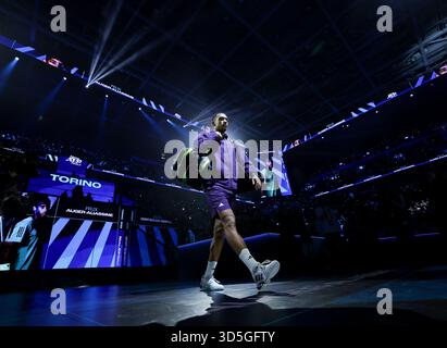 Turin, Italie. 15 novembre 2025. Felix Auger-Aliassime entre dans le court avant la demi-finale masculine en simple entre Carlos Alcaraz, d'Espagne, et Felix Auger-Aliassime, du Canada, lors de la finale ATP de tennis à Turin, en Italie, le 15 novembre 2025. Crédit : Li Jing/Xinhua/Alamy Live News Banque D'Images