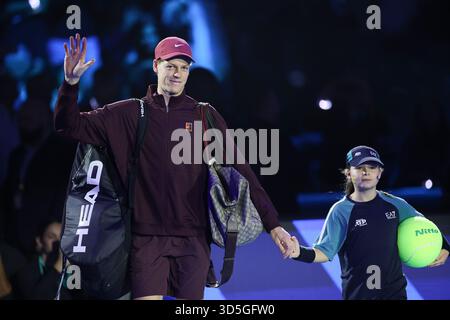 Turin, Italie. 15 novembre 2025. Jannik Sinner entre sur le terrain avant le match de demi-finale masculin en simple entre Jannik Sinner, d'Italie, et Alex de Minaur, d'Australie, lors de la finale ATP de Turin, Italie, le 15 novembre 2025. Crédit : Li Jing/Xinhua/Alamy Live News Banque D'Images