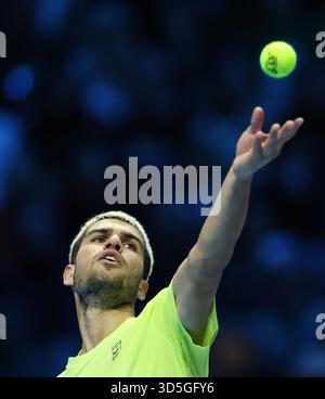 Turin, Italie. 15 novembre 2025. Carlos Alcaraz participe à la demi-finale masculine en simple entre Carlos Alcaraz, d’Espagne, et Felix Auger-Aliassime, du Canada, au tournoi de tennis ATP finals à Turin, en Italie, le 15 novembre 2025. Crédit : Li Jing/Xinhua/Alamy Live News Banque D'Images