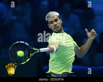 Turin, Italie. 15 novembre 2025. Carlos Alcaraz remporte un coup lors de la demi-finale masculine en simple entre Carlos Alcaraz, d’Espagne, et Felix Auger-Aliassime, du Canada, au tournoi de tennis ATP finals à Turin, en Italie, le 15 novembre 2025. Crédit : Li Jing/Xinhua/Alamy Live News Banque D'Images