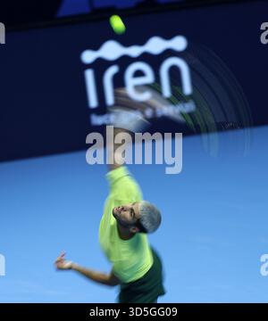 Turin, Italie. 15 novembre 2025. Carlos Alcaraz participe à la demi-finale masculine en simple entre Carlos Alcaraz, d’Espagne, et Felix Auger-Aliassime, du Canada, au tournoi de tennis ATP finals à Turin, en Italie, le 15 novembre 2025. Crédit : Li Jing/Xinhua/Alamy Live News Banque D'Images