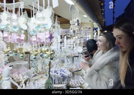 Budapest, 15 novembre. 1er janvier 2026. Les gens achètent des décorations de Noël dans un marché de Noël au centre-ville de Budapest, Hongrie, le 15 novembre 2025. Le marché a ouvert ici vendredi et durera jusqu'au 1er janvier 2026. Crédit : Attila Volgyi/Xinhua/Alamy Live News Banque D'Images