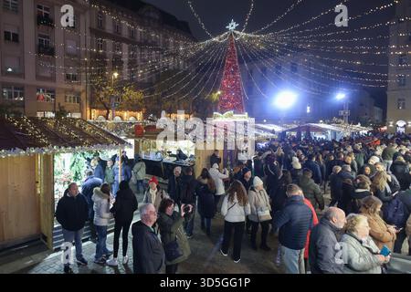 Budapest, 15 novembre. 1er janvier 2026. Les gens visitent un marché de Noël dans le centre-ville de Budapest, Hongrie, le 15 novembre 2025. Le marché a ouvert ici vendredi et durera jusqu'au 1er janvier 2026. Crédit : Attila Volgyi/Xinhua/Alamy Live News Banque D'Images