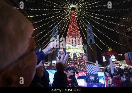 Budapest, 15 novembre. 1er janvier 2026. Un visiteur prend des photos d'un arbre de Noël dans un marché de Noël au centre-ville de Budapest, Hongrie, le 15 novembre 2025. Le marché a ouvert ici vendredi et durera jusqu'au 1er janvier 2026. Crédit : Attila Volgyi/Xinhua/Alamy Live News Banque D'Images