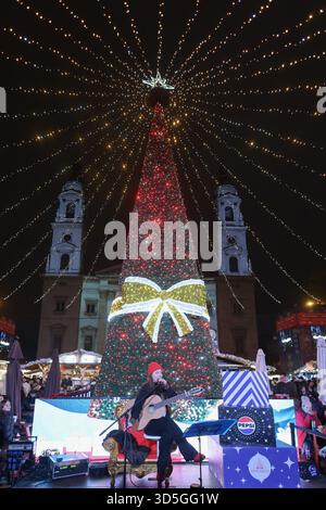 Budapest, 15 novembre. 1er janvier 2026. Un chanteur se produit lors d'un marché de Noël dans le centre-ville de Budapest, Hongrie, le 15 novembre 2025. Le marché a ouvert ici vendredi et durera jusqu'au 1er janvier 2026. Crédit : Attila Volgyi/Xinhua/Alamy Live News Banque D'Images