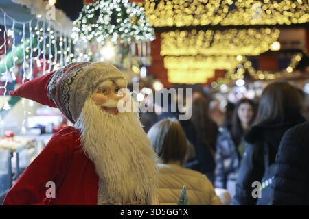 Budapest, 15 novembre. 1er janvier 2026. Une figurine du Père Noël est vue sur un marché de Noël dans le centre-ville de Budapest, Hongrie, le 15 novembre 2025. Le marché a ouvert ici vendredi et durera jusqu'au 1er janvier 2026. Crédit : Attila Volgyi/Xinhua/Alamy Live News Banque D'Images