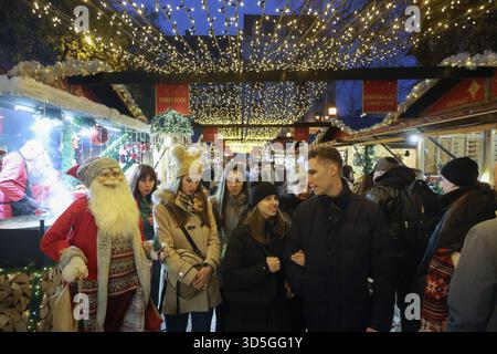 Budapest, 15 novembre. 1er janvier 2026. Les gens visitent un marché de Noël dans le centre-ville de Budapest, Hongrie, le 15 novembre 2025. Le marché a ouvert ici vendredi et durera jusqu'au 1er janvier 2026. Crédit : Attila Volgyi/Xinhua/Alamy Live News Banque D'Images