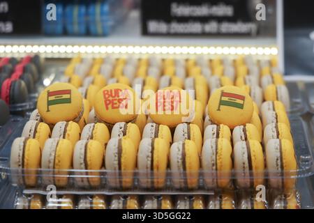 Budapest, 15 novembre. 1er janvier 2026. Des macarons décorés du mot « Budapest » et du drapeau national de la Hongrie sont vus sur un marché de Noël dans le centre-ville de Budapest, Hongrie, le 15 novembre 2025. Le marché a ouvert ici vendredi et durera jusqu'au 1er janvier 2026. Crédit : Attila Volgyi/Xinhua/Alamy Live News Banque D'Images