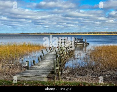 Un vieux bateau en bois branlant quai sur la rivière Rainy dans le nord du Minnesota, avec Ontario, Canada, de l'autre côté de l'eau. Banque D'Images
