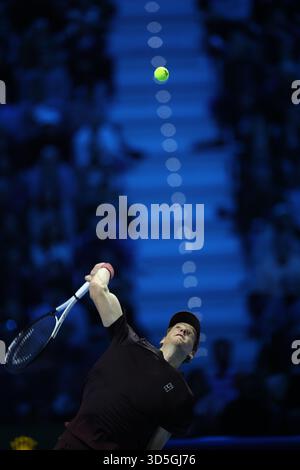 Turin, Italie. 15 novembre 2025. Jannik Sinner participe au match de demi-finale masculin entre Jannik Sinner d'Italie et Alex de Minaur d'Australie lors de la finale ATP de Turin, Italie, le 15 novembre 2025. Crédit : Li Jing/Xinhua/Alamy Live News Banque D'Images