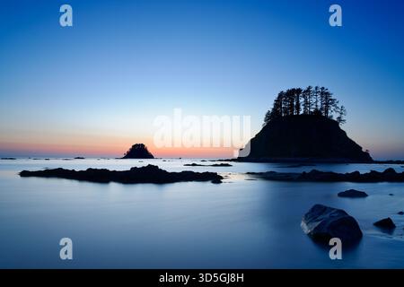 Île de Tskawahyah et rochers dans les eaux de l'océan Pacifique, Cap Alava, Parc National Olympique, Washington, États-Unis Banque D'Images